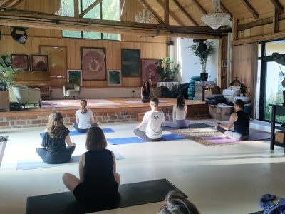 Wyjazd QiBooster - Zajęcia Medytacji - Siad Skrzyżny (Sukhasana)