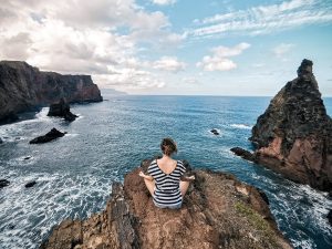 Medytacja na tle oceanu – Zen Concept – Zdjęcie w tle Medytacja na tle oceanu - Zen Concept - Zdjęcie w tle
