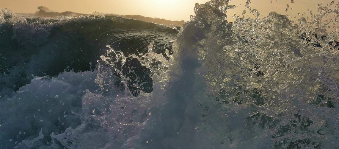 Zdjęcie poglądowe: Falujący ocean. Element wody - wzmocnij siłę woli i pewność siebie