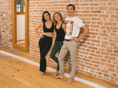 Współpraca – Dołącz do zespołu Zen Concept i rozwijaj się z nami Zespół Zen Concept w jasnej, przytulnej sali rozwoju osobistego na tle ceglanej ściany, zachęca do współpracy i dołączenia do Zen Concept w Warszawie.